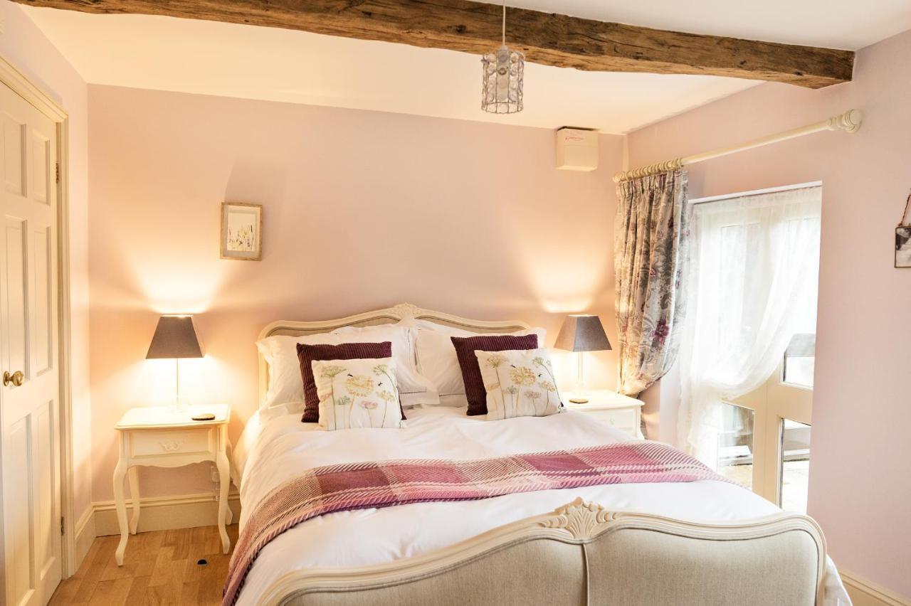 Neuadd B&B Suites Крикгауел Екстер'єр фото