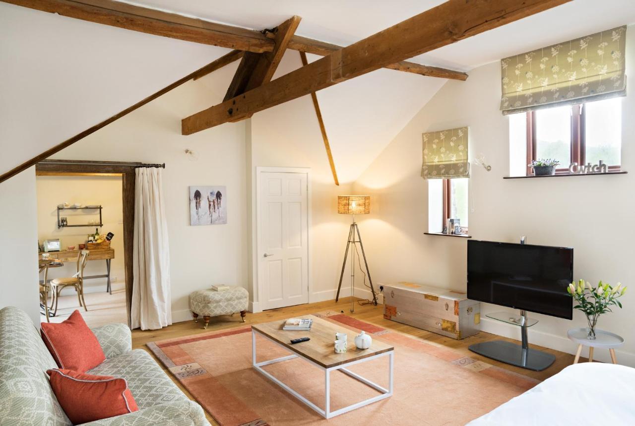 Neuadd B&B Suites Крикгауел Екстер'єр фото