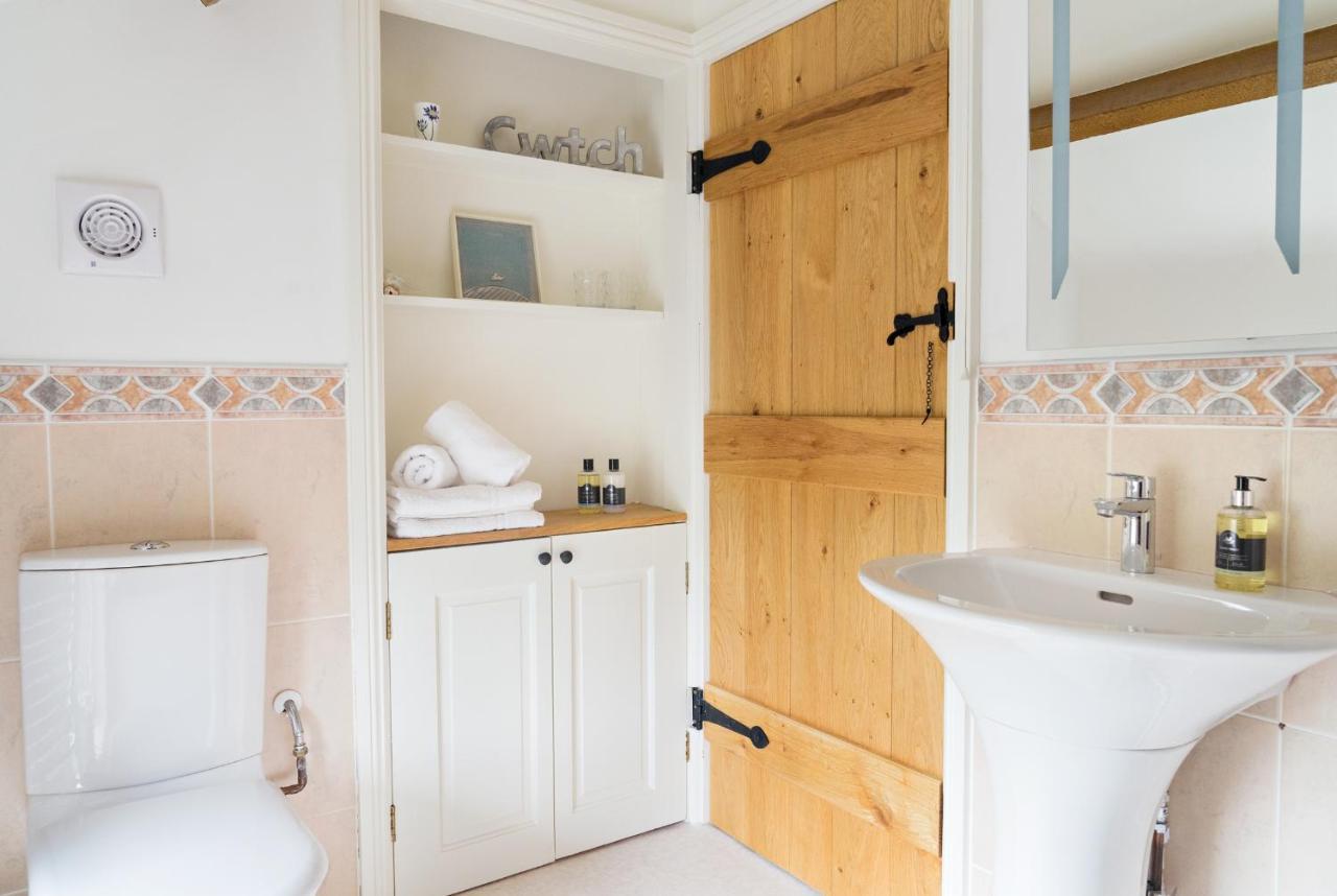 Neuadd B&B Suites Крикгауел Екстер'єр фото